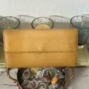 Lv epi long wallet ( yellow )